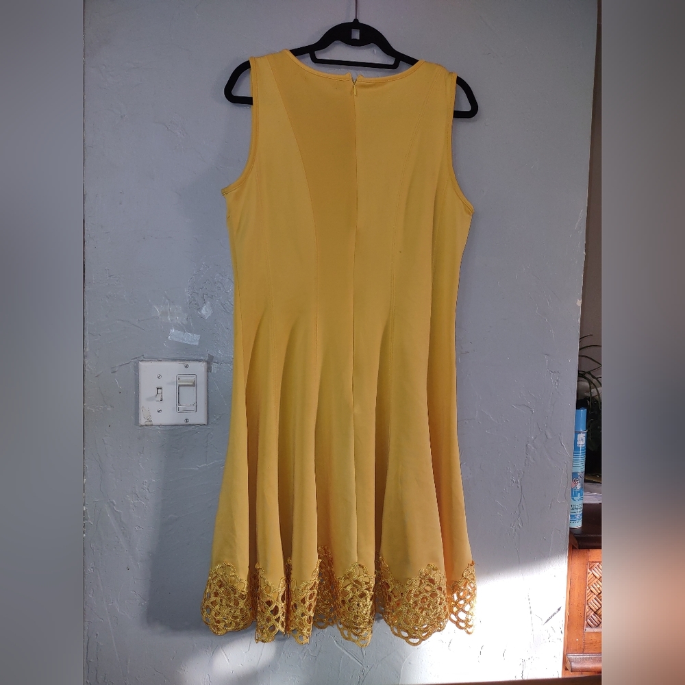 Cheta B Dress for women size 12 , polyester And Spandex17 inch of armpits to arm